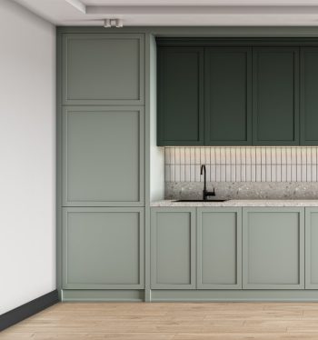Maßgefertigte Küche in elegantem Salbeigrün mit Kassettenfronten, Granitarbeitsplatte und vertikaler Fliesenoptik - hochwertige Küchengestaltung von der Tischlergruppe Sankt Augustin